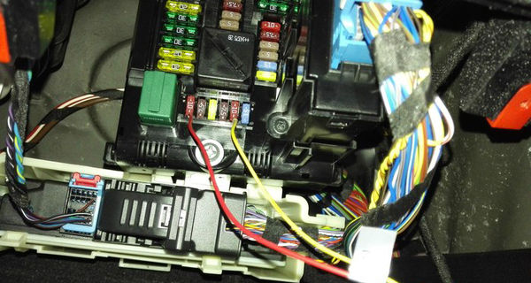 如何為寶馬X3安裝隱藏行車(chē)記錄儀