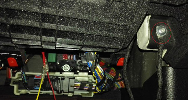 如何為寶馬X3安裝隱藏行車(chē)記錄儀